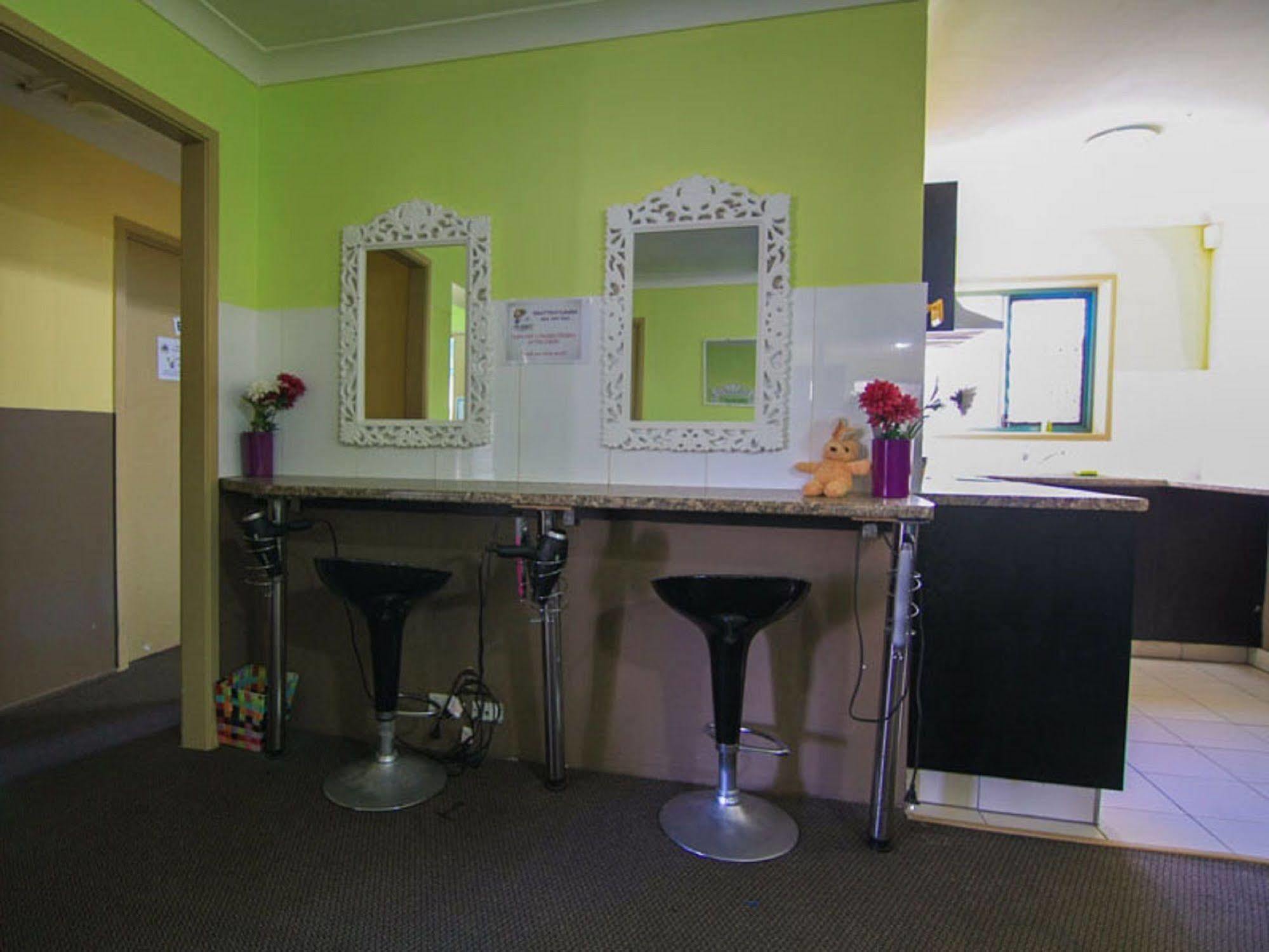 Sleeping Inn Backpackers Resort Gold Coast Dış mekan fotoğraf