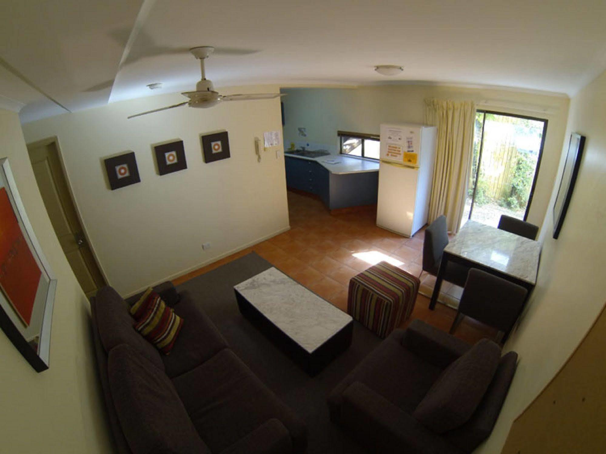 Sleeping Inn Backpackers Resort Gold Coast Dış mekan fotoğraf