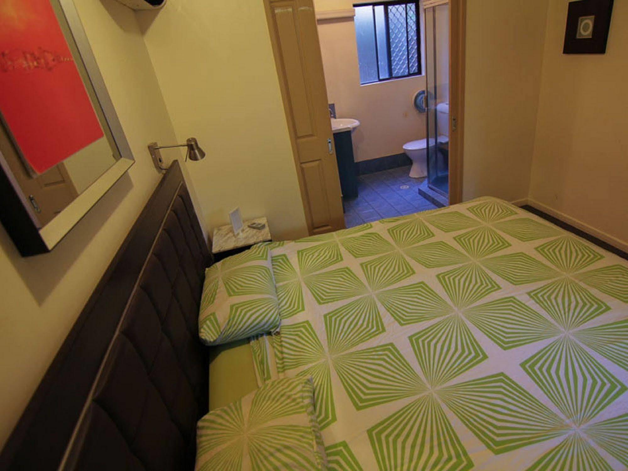 Sleeping Inn Backpackers Resort Gold Coast Dış mekan fotoğraf