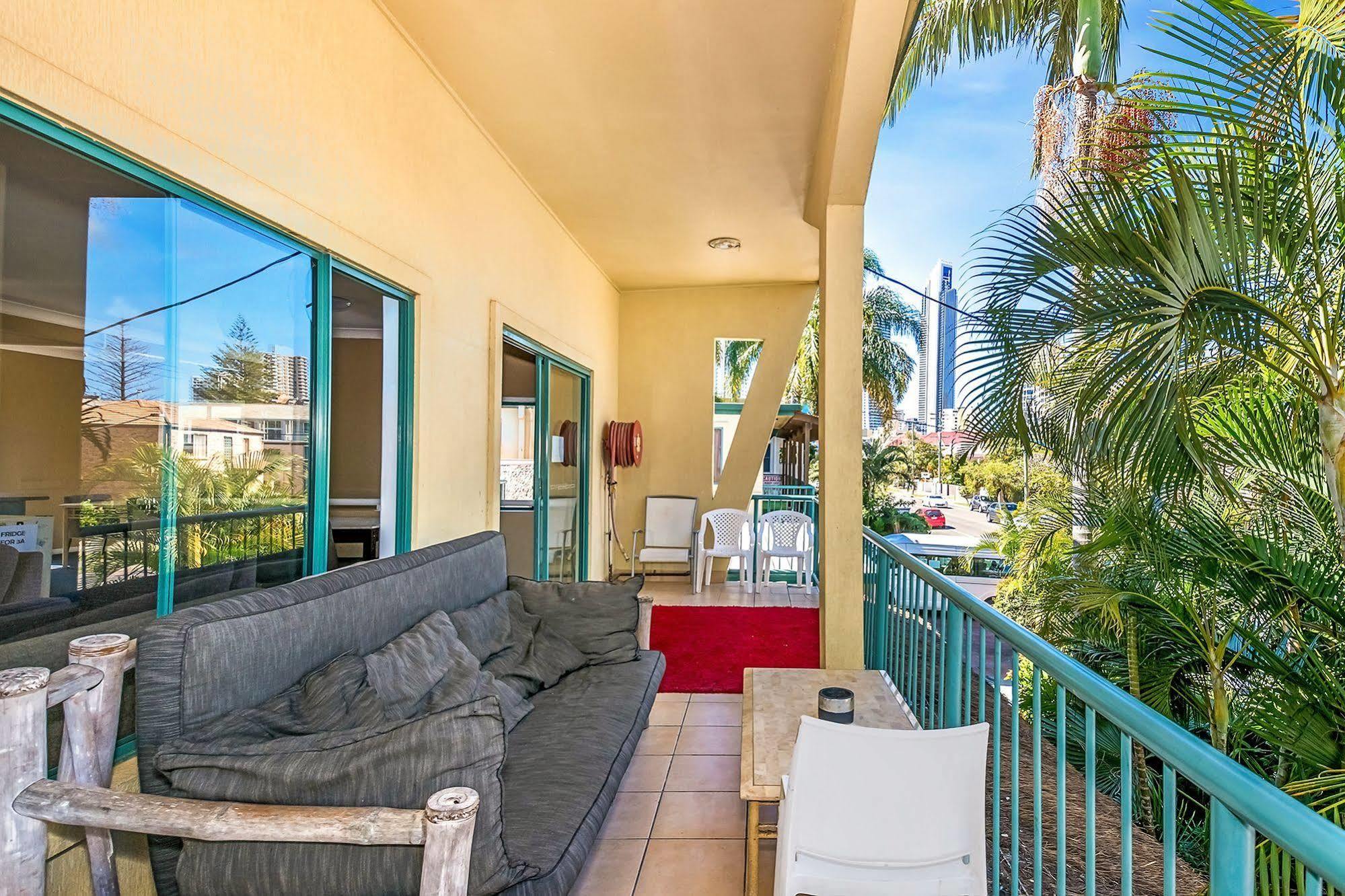 Sleeping Inn Backpackers Resort Gold Coast Dış mekan fotoğraf