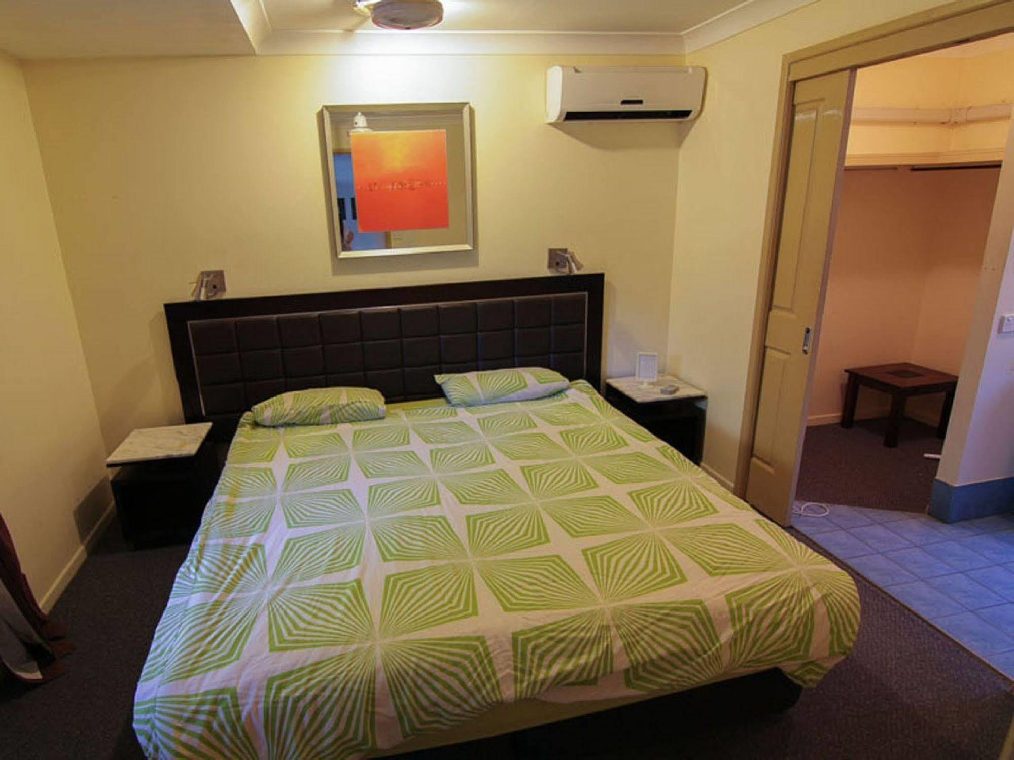 Sleeping Inn Backpackers Resort Gold Coast Dış mekan fotoğraf