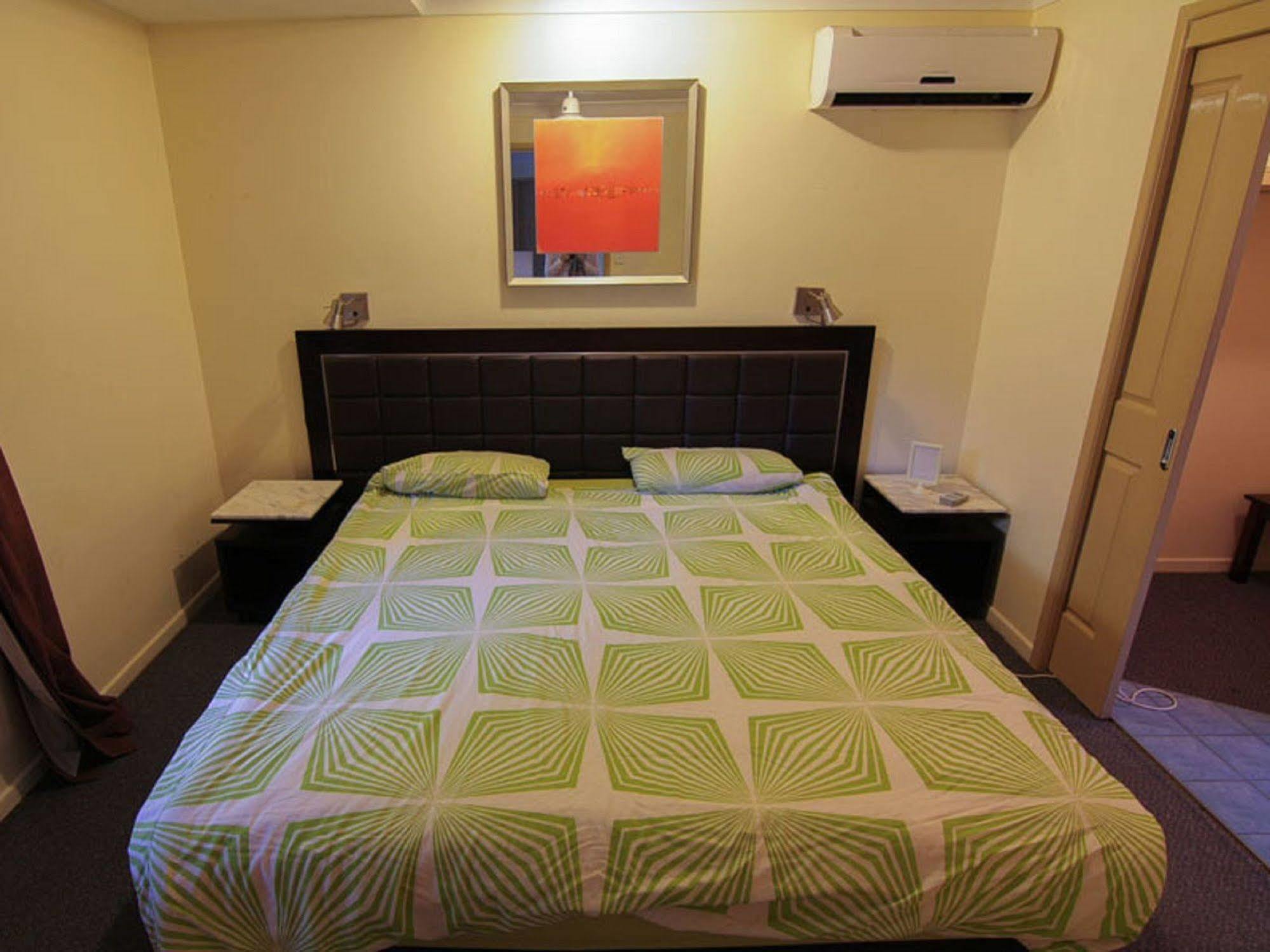 Sleeping Inn Backpackers Resort Gold Coast Dış mekan fotoğraf
