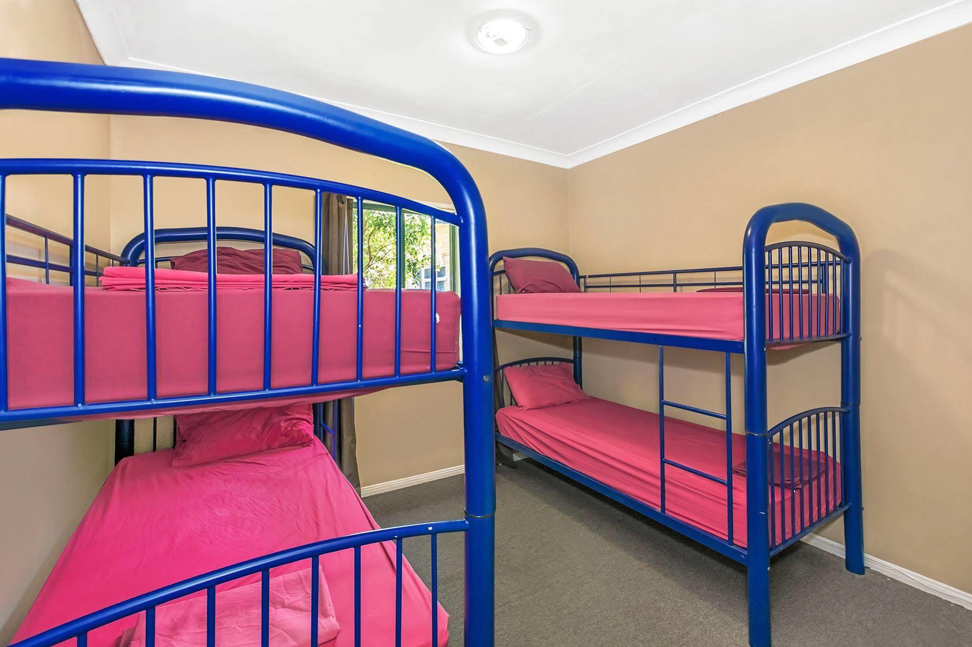 Sleeping Inn Backpackers Resort Gold Coast Dış mekan fotoğraf